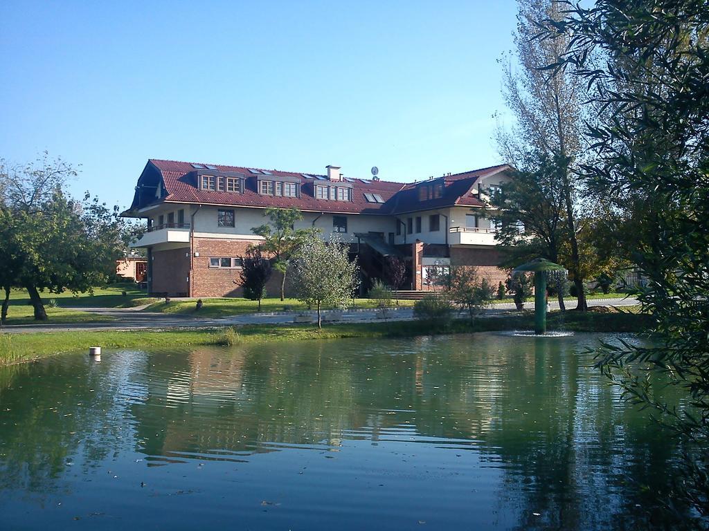 Grante Motel Эстергом Экстерьер фото